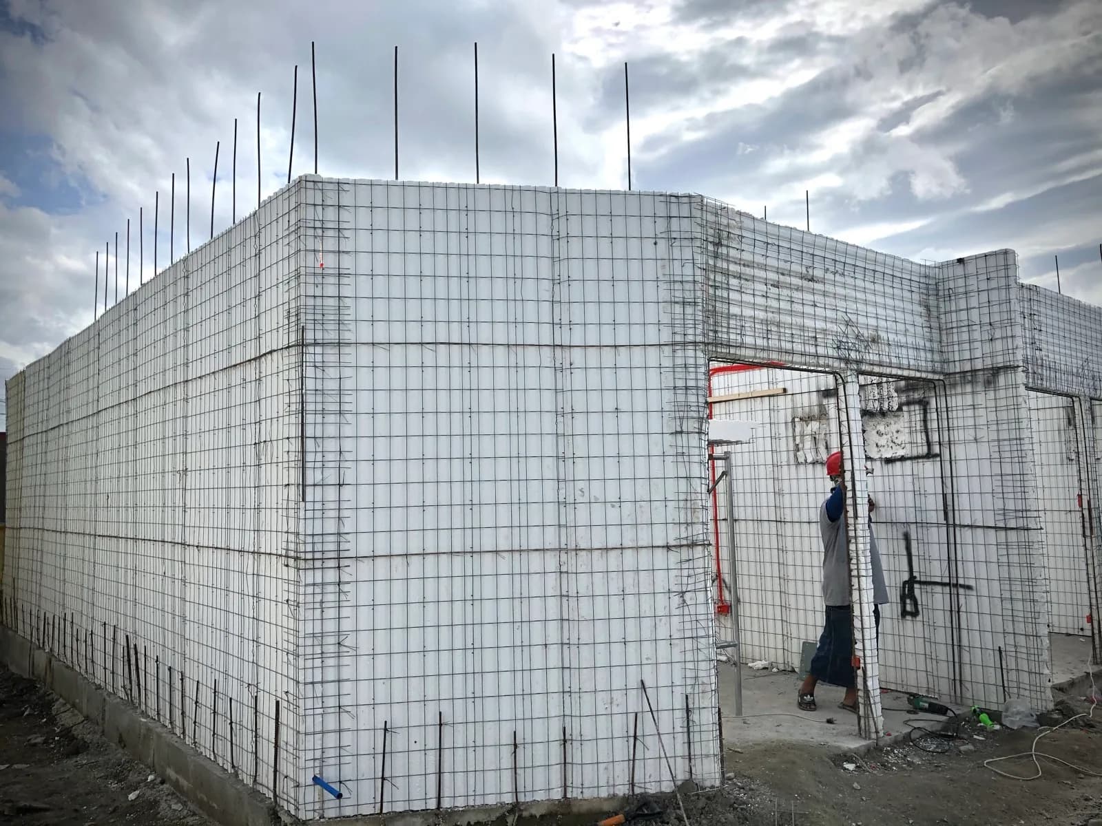 V1 wall shell nga gi-assemble, adunay makita nga panel cores, mesh ug mga opening.