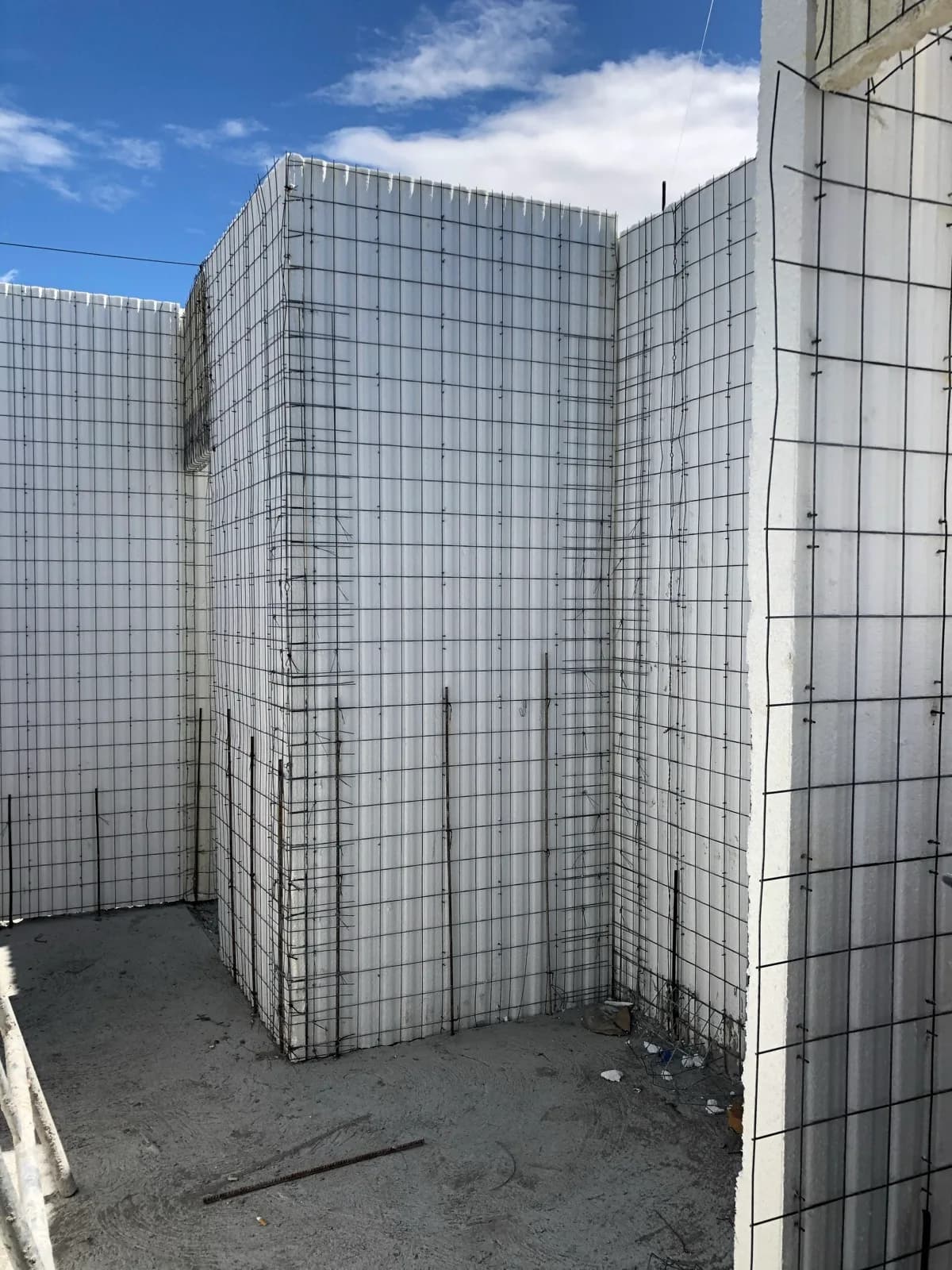 Mga V1 wall panel nga nagtagbo sa mga eskina, adunay makita nga mesh.